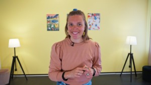 Linda berättar till kameran om Verkstaden Rodigogga