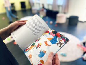 En illustration och ett uppslag i handboken