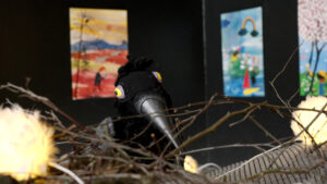 Kråkan Kracke sitter i deras kaotiska fågelbo